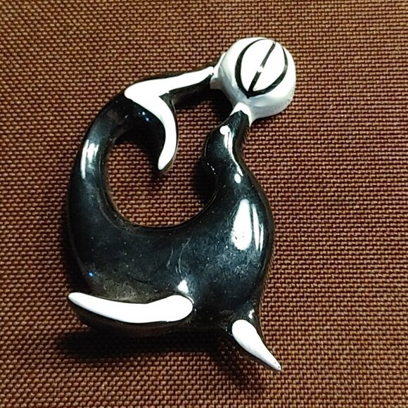 Vintage Black Cream Seal Ball Balancing Act Brooch/Pin - Picture 1 of 4